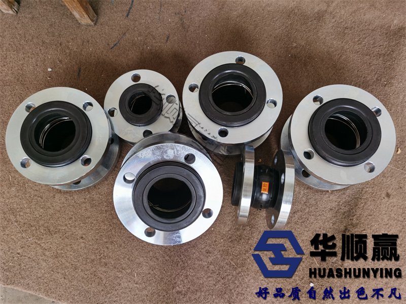 橡膠軟接頭機為隔爆型,在更換電刷或維修時要特別注意隔爆零件的隔爆面不能使其損傷拉毛。在維修或更換電刷時應(yīng)打開電機將內(nèi)腔碳粉,腐等洗干凈。